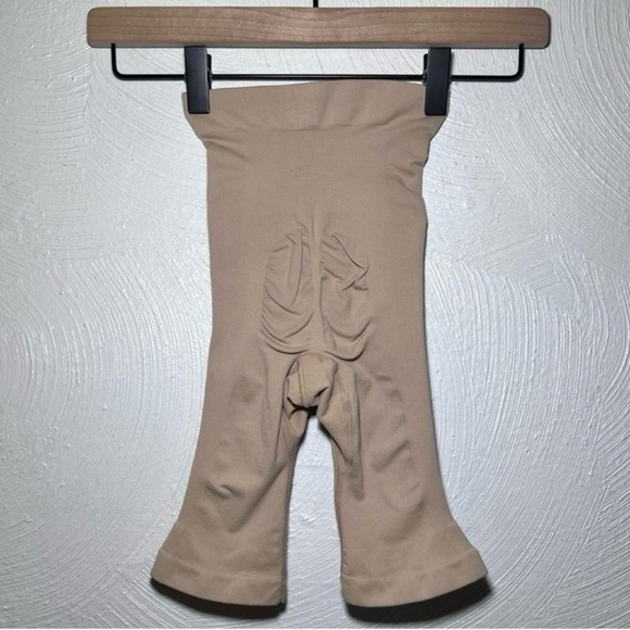 SKIMS Sculpt Short Mid Thigh W/ Open Gusset in Clay - Picture 2 of 6